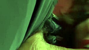 Kaunis brunette työntää jättiläiskusipään perseeseensä läheltä kuvattuun anaaliperseksiin