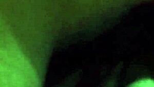 Pareja amateur travesti folla con pasión intensa