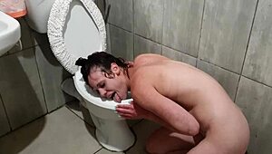 Olen wc-lutka pissaan naamalleni nöyryytyksessä