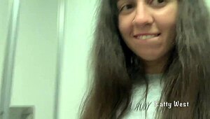 OMG, 위험한 비행기 화장실에서 팬티 없이 자위하다가 거의 걸릴 뻔! 😱