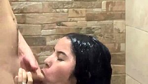 美女と親友がバスルームでガチセックス