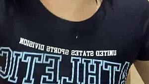 美女と親友がバスルームでガチセックス