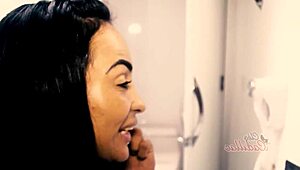 Cleo Cadillac ide do motelu olízať kamoškinu pičku v bi lesbickom lízaní