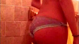 Fisting af kinesisk pige i vild strip-session.