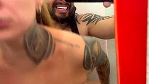 Plížení se do luxusního obchodu na veřejné šukání s blondýnou