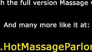 Spunk-Masseuse gekostet während intensivem Deepthroat mit großem Schwanz