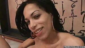 Shemale apetisantă provoacă frecându-și pula tare