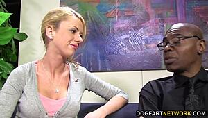 Kaylee Hilton baise une bite monstre devant son beau-père cocu