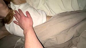 18-летняя девушка сталкивается с 58-летним толстым мужчиной, все еще девственница