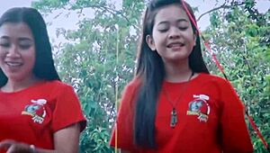 Pod sukni špehováno, když kurva rybaří s kamarádkami