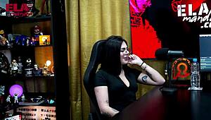 Ruan shows off to Lary Cubas - is it small or big enough for her? P�pum no Barraco rules.