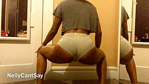 Musta 18+ heiluttaa kuplaperseään hitaassa liikkeessä