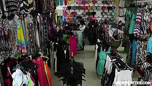 Brunetka Kiarra Kai poskakuje oholenou kundou a blahem sténá 😍