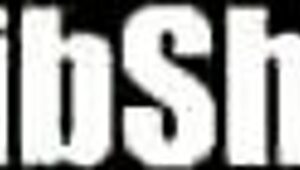 Está gozando esa polla negra gorda en orgía loca