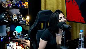 Ruan shows off to Lary Cubas - is it small or big enough for her? P�pum no Barraco rules.