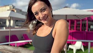 MILF me odvukla u hotelsku sobu za footjob i epski blowjob