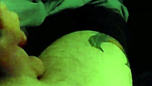 Mãos lindas dão punheta intensa e dedada forte