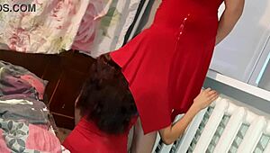 Duas meninas héteros exploram as xotas uma da outra pela primeira vez