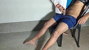 Seducí a la enfermera inocente en el hospital y la follé en la silla.