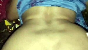 Indisk tjej tar monsterkuk i doggy