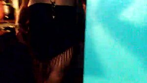 Liza Pajrets zavodi komšijin kurac u seksi badass avanturi sa prijateljem