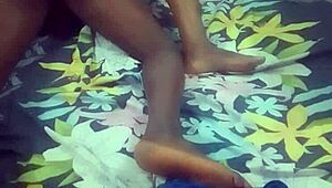 Hon kan inte sluta stöna under intensiv orgasm