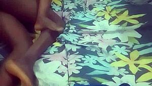 Hon kan inte sluta stöna under intensiv orgasm