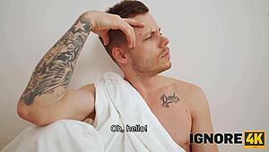 Russische Studenten Orgie met Getatoeëerde Jonge Meiden Die Buigen