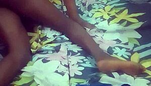 Hon kan inte sluta stöna under intensiv orgasm