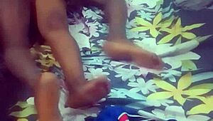 Hon kan inte sluta stöna under intensiv orgasm