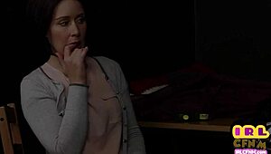 CFNM femdom MILF wali kutasa faceta na spermę po jej pończochach.