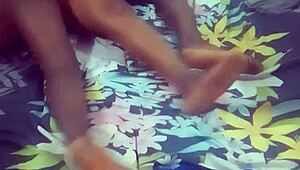 Hon kan inte sluta stöna under intensiv orgasm