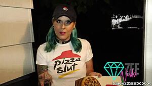 Dostavljam picu kučkama sa velikim kurčevima u štiklama.