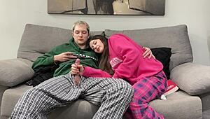 Отчим брат дрочит на порно рядом с отчимой сестрой, но она хватает его хуй для хэндджоба вместо