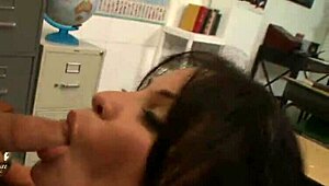 Latina irodai ribanc: Főnök, dugj meg most munkában?