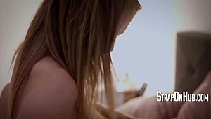 Tissikateus äitipuoli panee straponilla tabukäytöksessä.