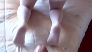 Krásná nevlastní matka ukazuje křivky, prosí o tvrdé šukání na všech čtyřech