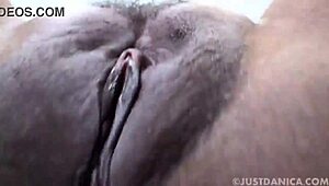 Donna Ambrose levetkőzik, hogy leüljön a várakozó arcodra