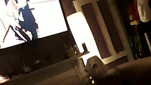 Podrobna scena pihanja z intenzivnim sesanjem kurca