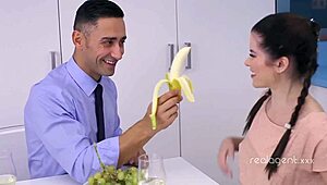 Un hombre seduce a una joven impresionante 18+ para follar sus agujeros apretados húmedos