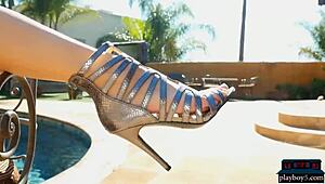 Petite milf melissa lori does sexy outdoor striptease 😍