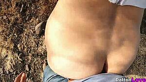 Chica de culo grande folla al aire libre