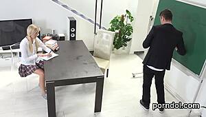 Mladá 18+ holka drážděná a šukána starším mentorem