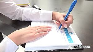 18+ lányt csábít és dug az idősebb mentor