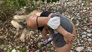 Volborstige milf bijna betrapt tijdens neuken bij de rivier!