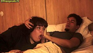 Gledal Netflix s pastorko, nisem mogel odolati, da bi ji zdrsnil v usta