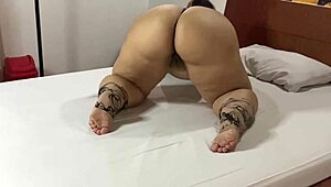 Espi� A La Culona Esposa De Mi Amigo Mientras �l Va A La Tienda