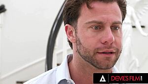 Süße Kylie Rocket hungert nach warmer Ladung im engen Loch