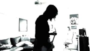 Jill Kassidy arqueada inclinada con Laz Fyre en masaje aceitado