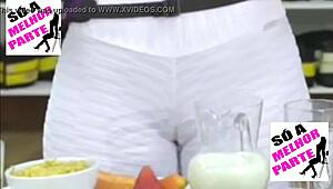 kelly key so hot, her big cameltoe bustin’ outta them leggings, damn!